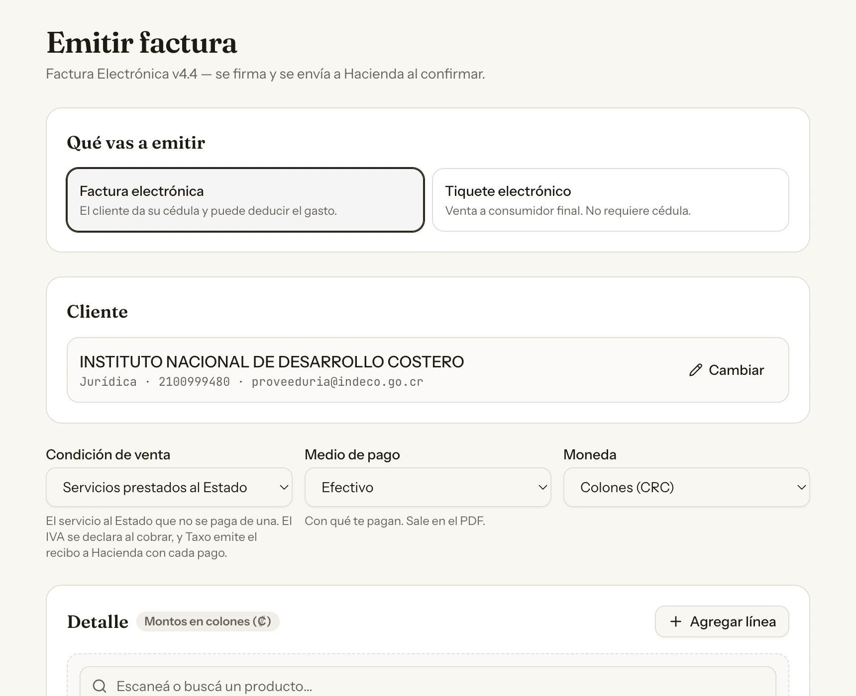 La pantalla Emitir con un cliente institucional elegido y la condición de venta «Servicios prestados al Estado», con el texto de ayuda que explica que el IVA se declara al cobrar.