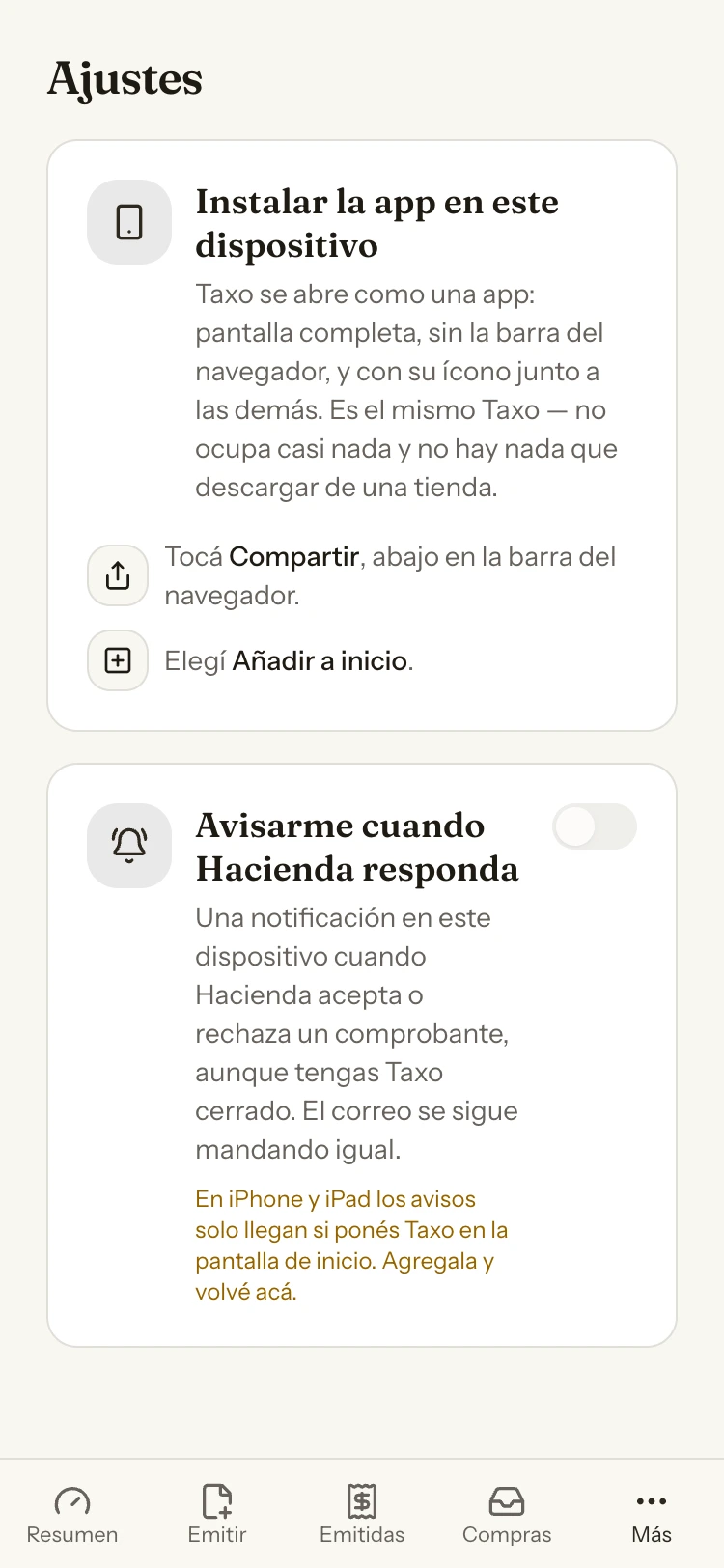 Ajustes en un iPhone: la sección «Instalar la app en este dispositivo» con los dos íconos del gesto de Safari, debajo «Avisarme cuando Hacienda responda» con su interruptor y el aviso de iPhone, y al pie la barra de navegación.